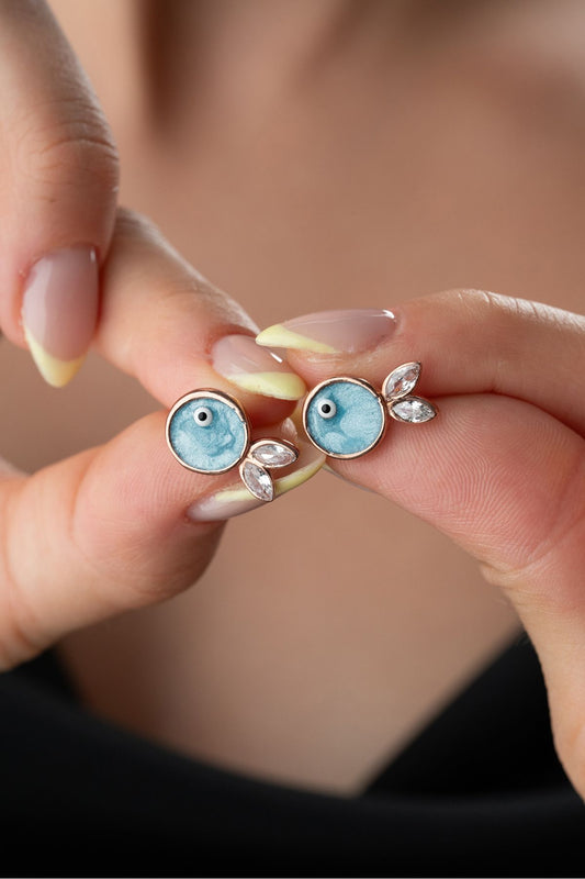 Ohrringe mit Fischmotiv und Blauem Stein