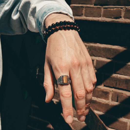 Yeux de tigre avec une bague argentée pour hommes pierreux