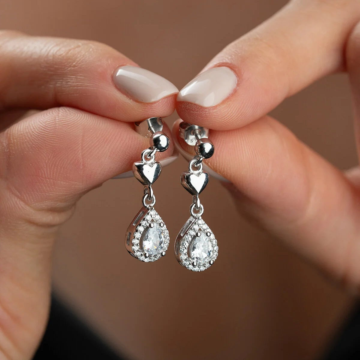 Kalpli Taşlı Damla Model Küpe