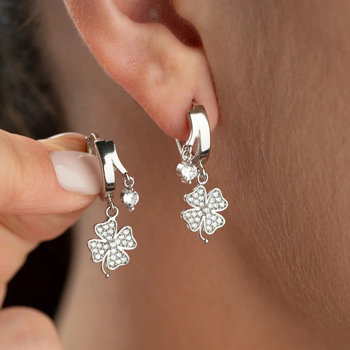 Taşlı Yonca Model Sallantılı Küpe