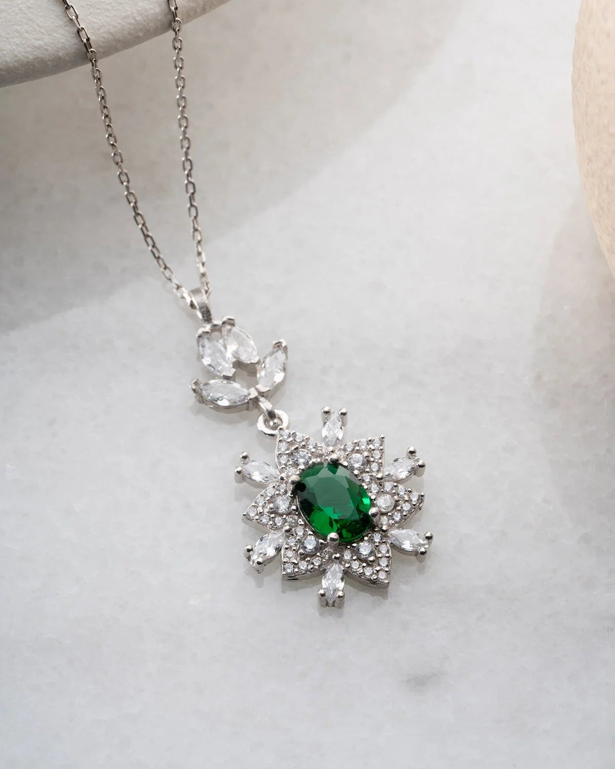 Zümrüt Yeşili Taşlı Trend Kolye