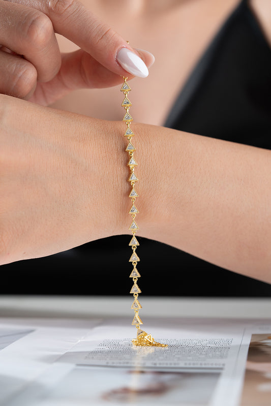 Üçgen Taş Detaylı Altın Kaplama Zarif Bileklik