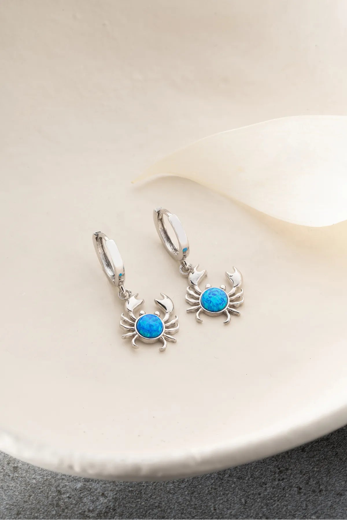 925 Ayar Gümüş Yengeç Model Küpe – Mavi Taşlı