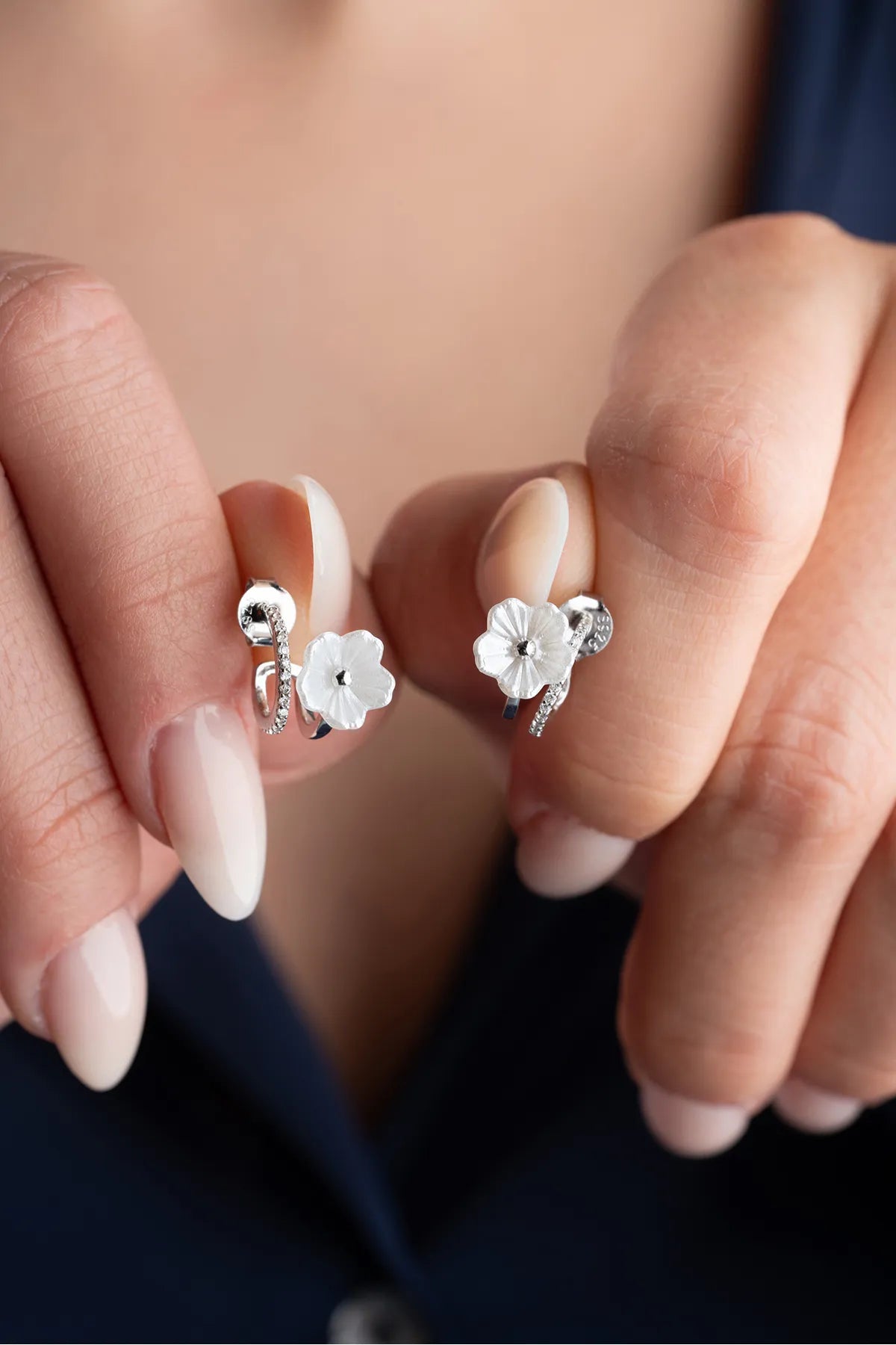 925 Ayar Gümüş Sedef Taşlı Çiçek Küpe