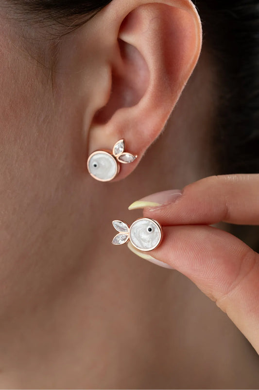 Ohrringe mit Fischmotiv und Weißem Stein