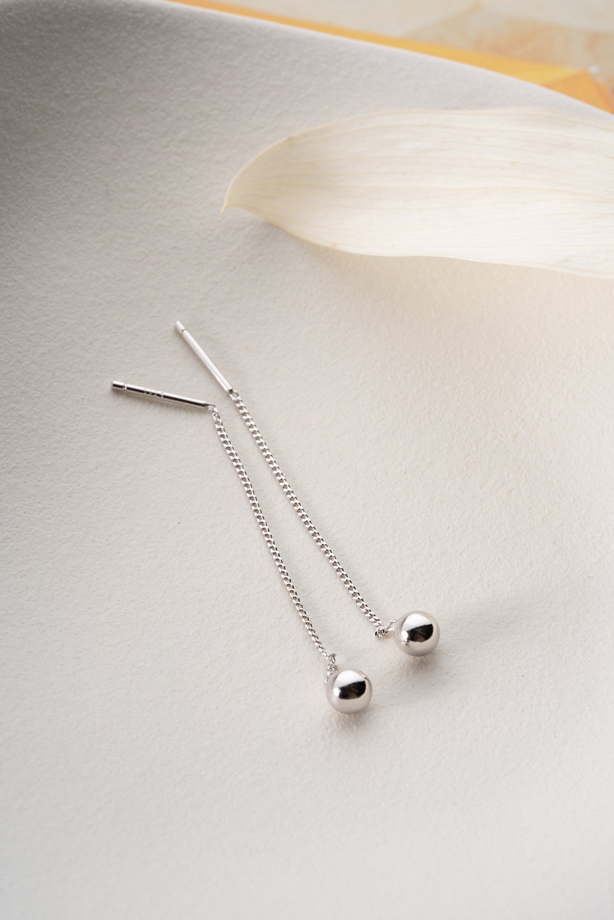 Silber Ohrringe mit Kugel und Kettendesign