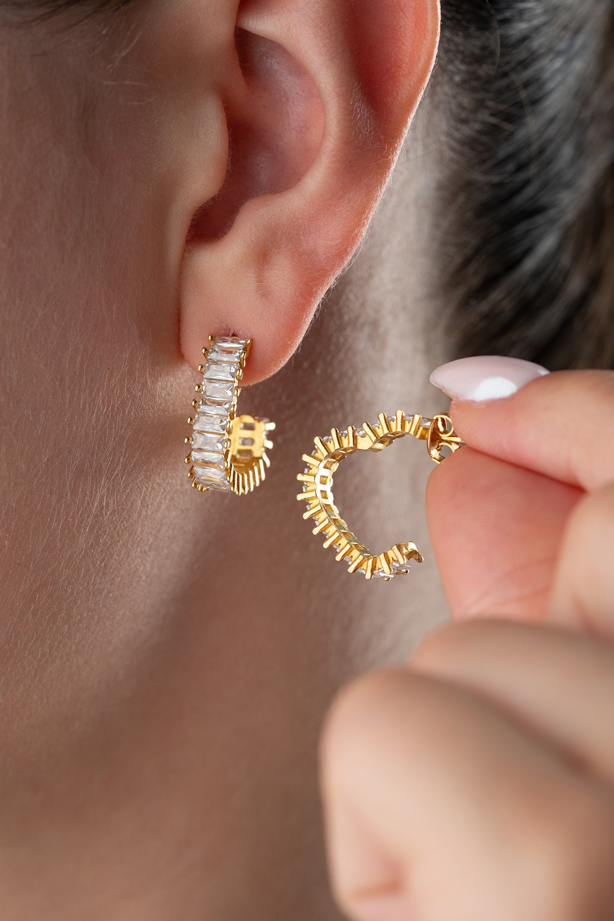 Zirkon Taşlı Halka Küpe – 925 Ayar Gümüş – Altın Kaplama