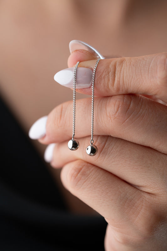 Silver ball -tipped chain shaking earrings