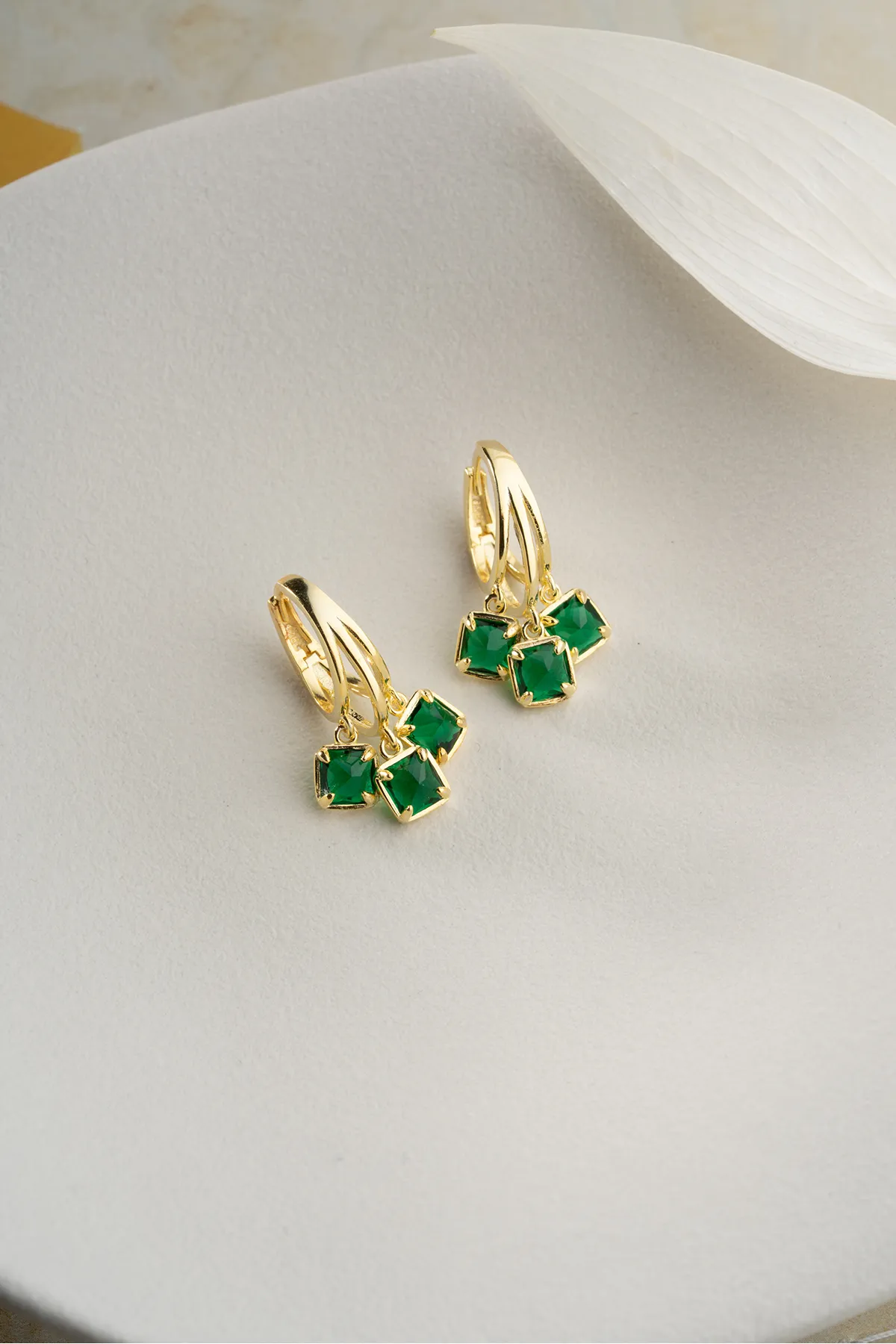 Zümrüt Işıltısı - 925 Ayar Gümüş Yeşil Taşlı Küpe