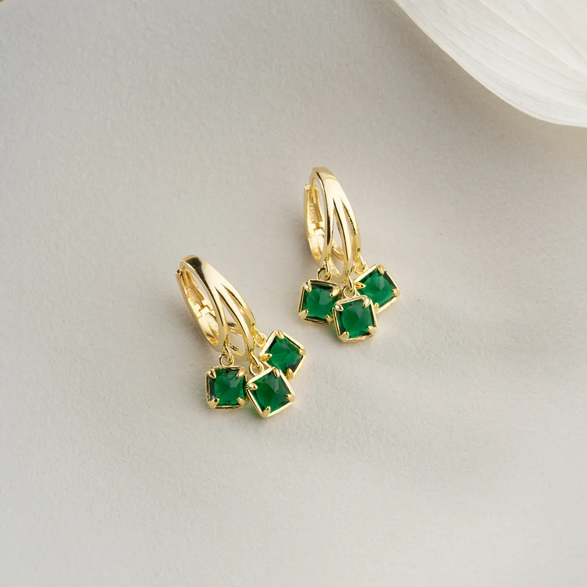 Emerald sparkle - 925 sterling silver green stone earrings