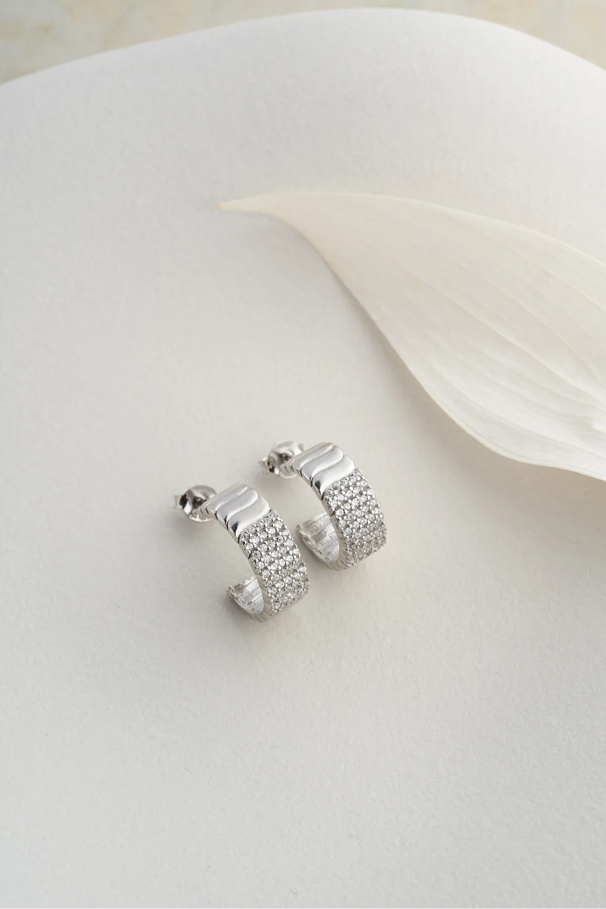 925 Ayar Gümüş Taş İşlemeli Kıvrımlı Halka Küpe