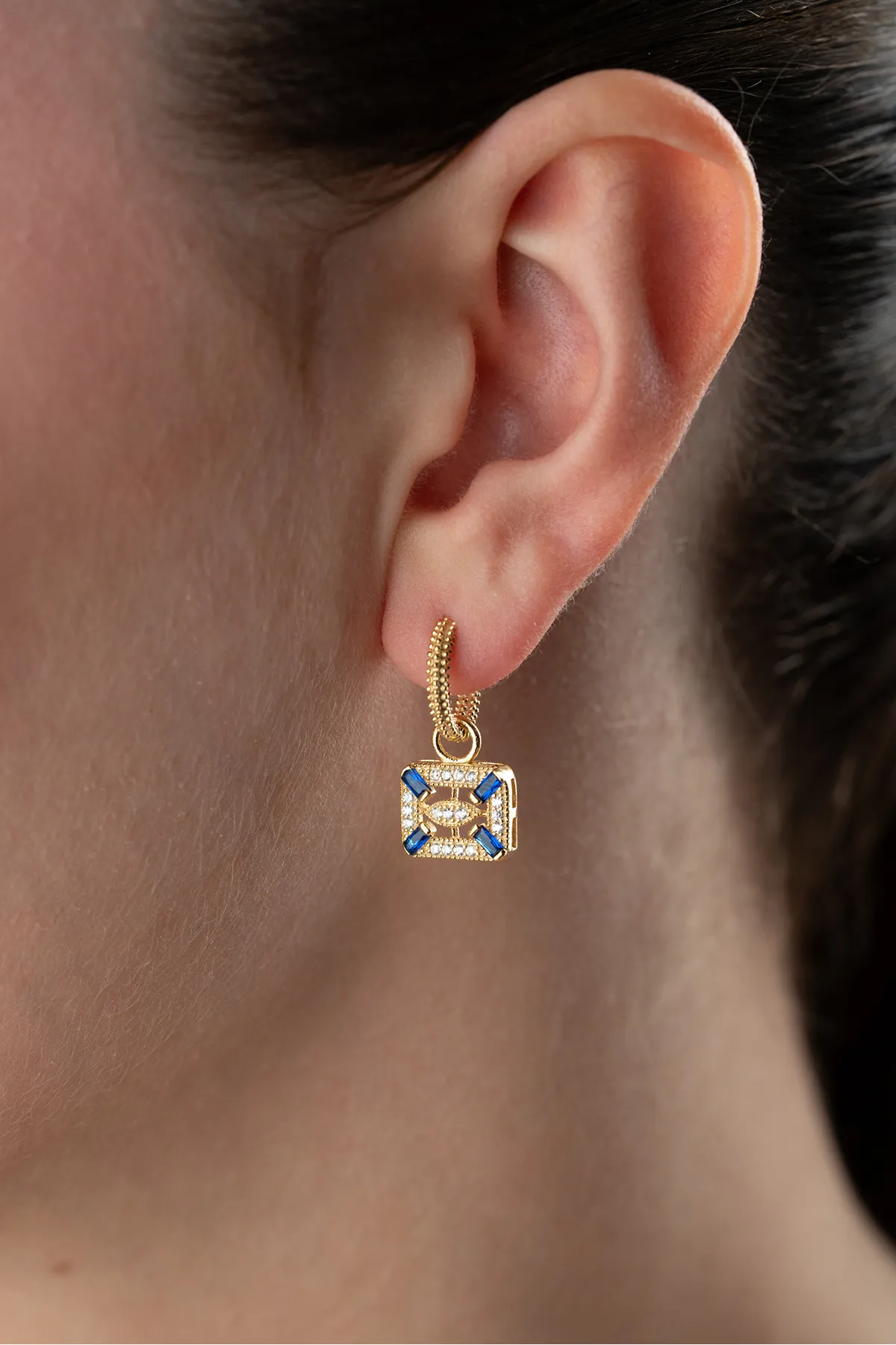 Quadratische Ohrringe mit blauen Steinen