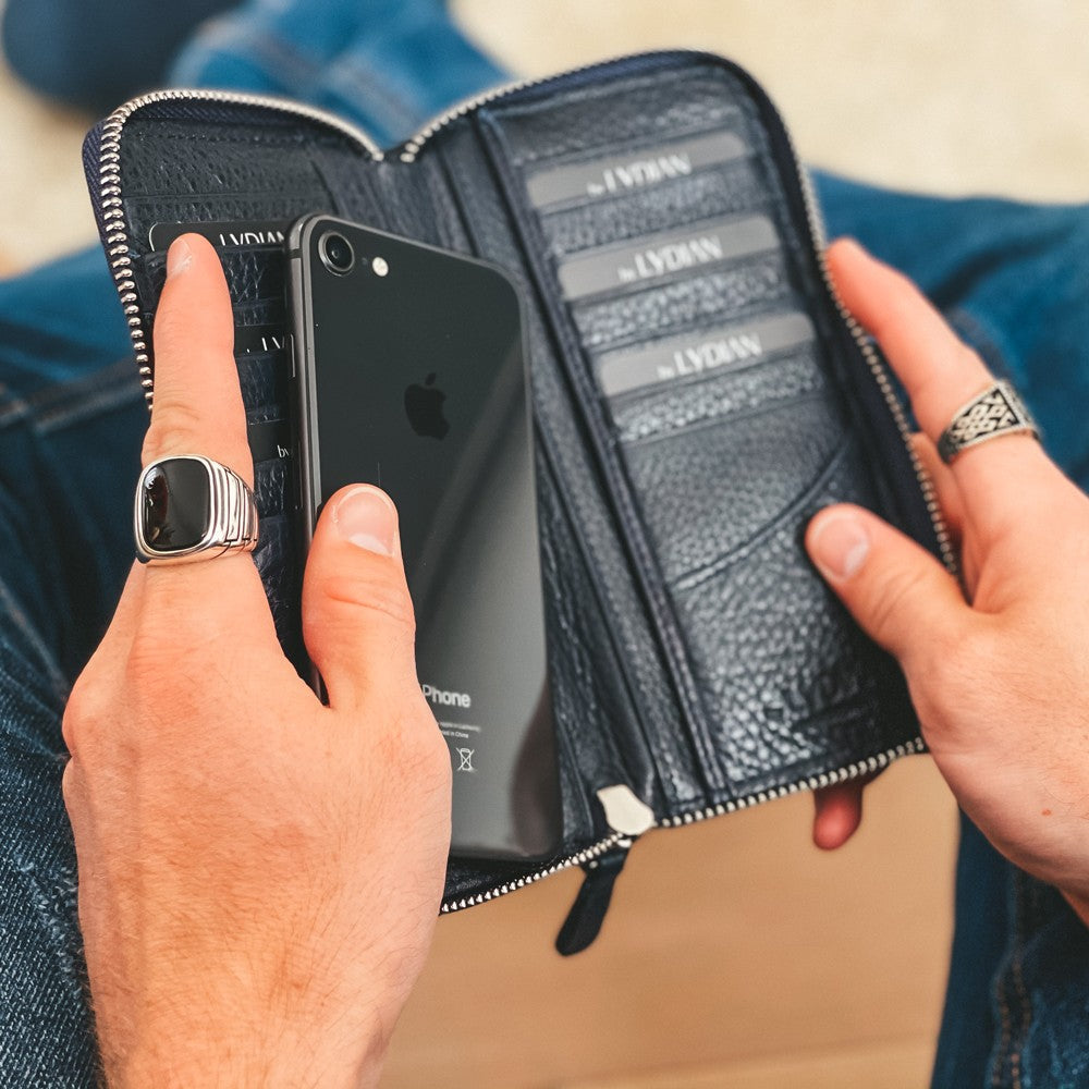 Zipe en cuir bleu marine avec portefeuille d'entrée de téléphone