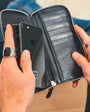 Zipe en cuir bleu marine avec portefeuille d'entrée de téléphone