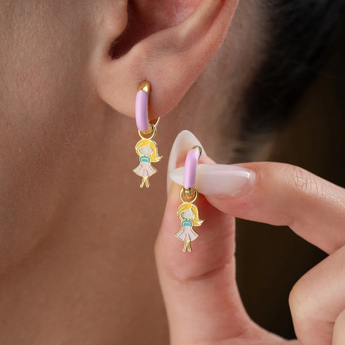 Boucle d'oreille enfant émaillée en argent sterling 925 avec figurine de fille