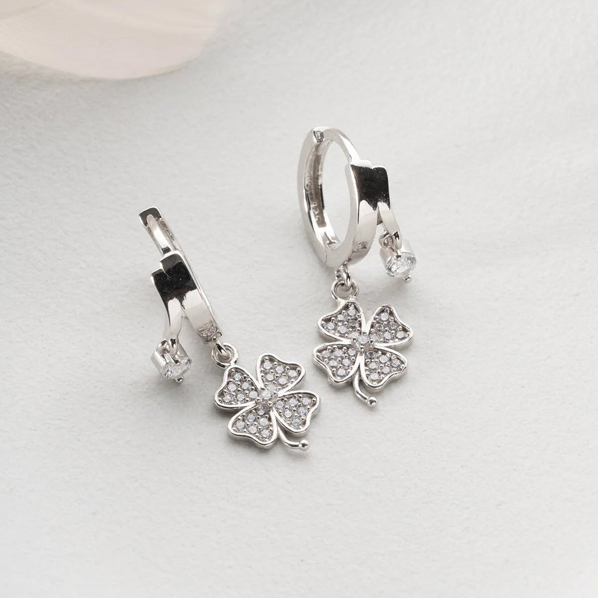 Taşlı Yonca Model Sallantılı Küpe