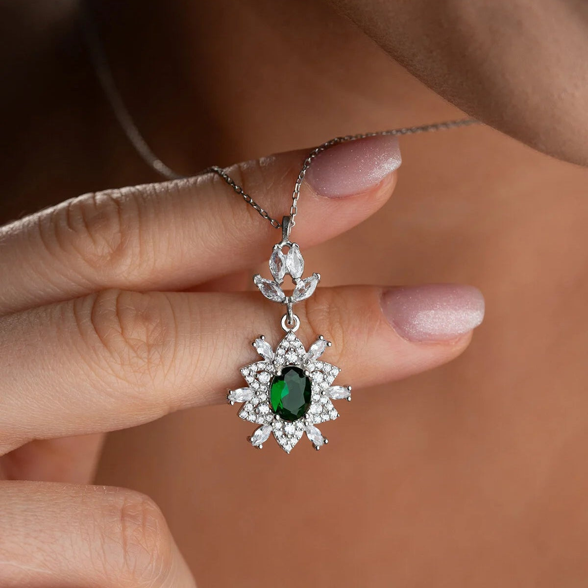 Zümrüt Yeşili Taşlı Trend Kolye