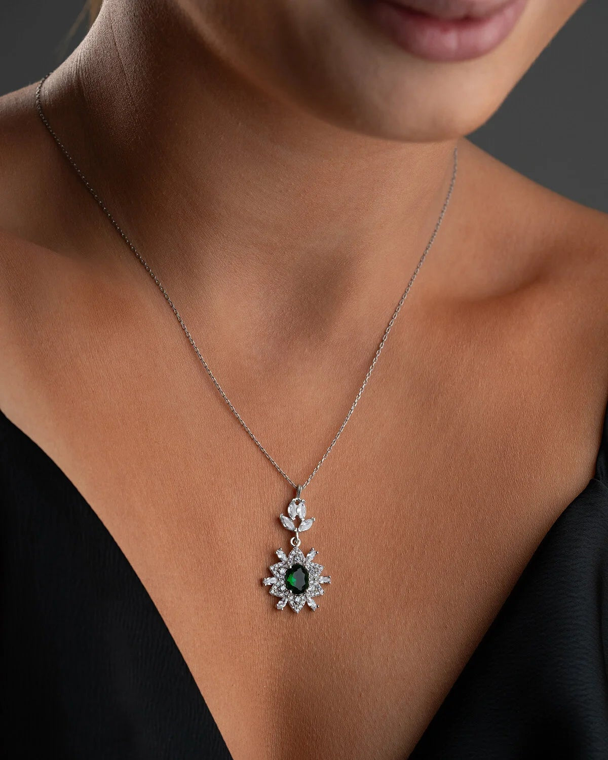 Zümrüt Yeşili Taşlı Trend Kolye