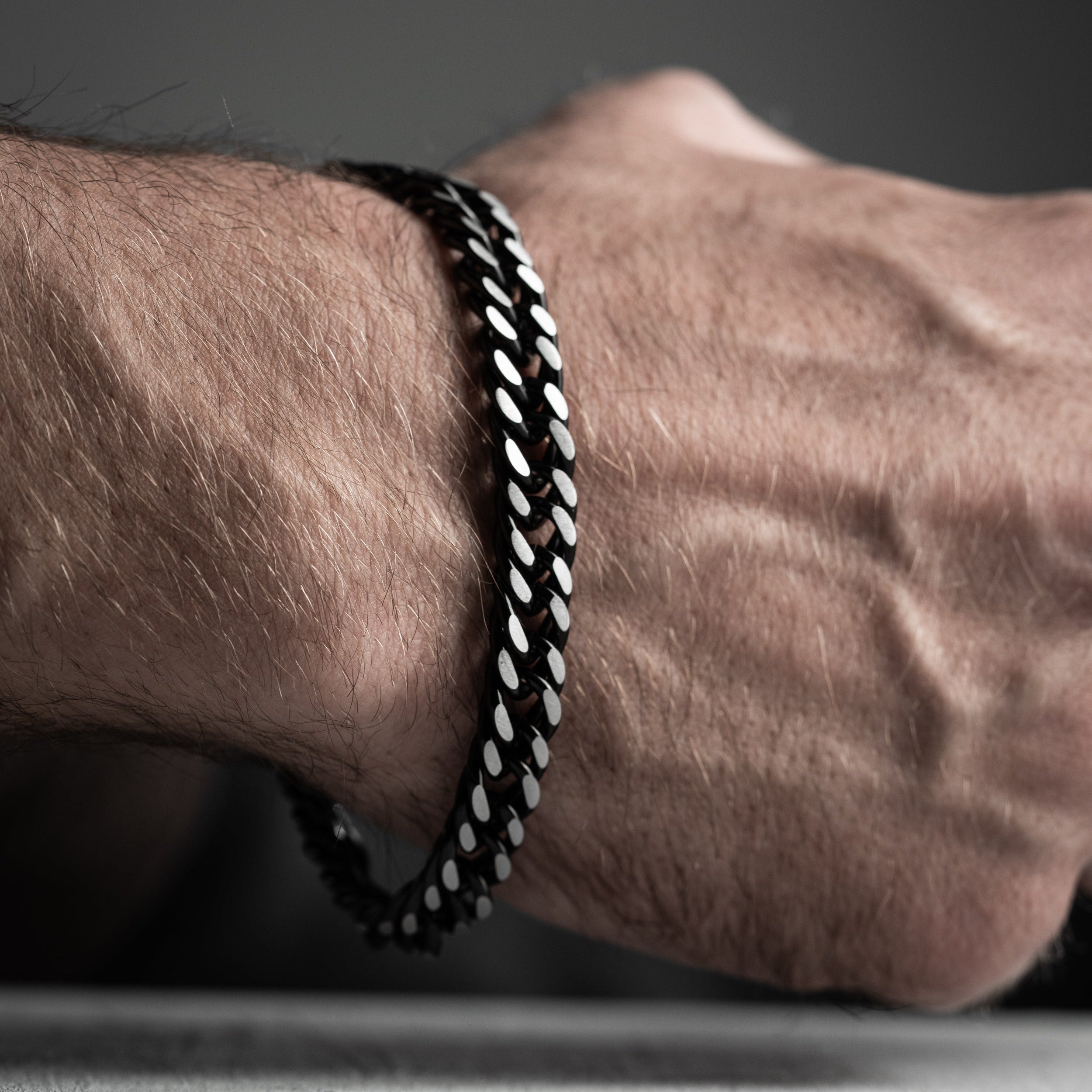 STEEL – Minimal Siyah Çelik Erkek Bileklik