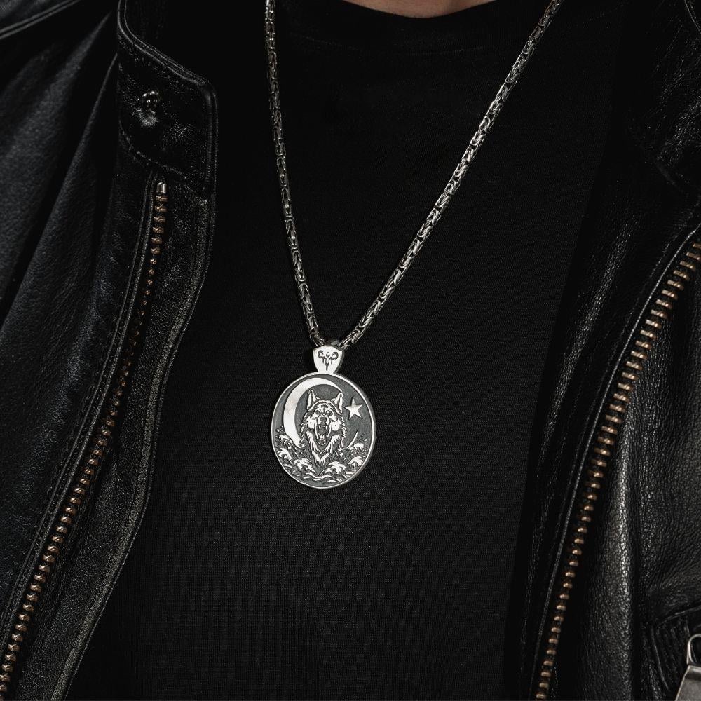 Silberne Halskette mit Wolf, Mond und Stern