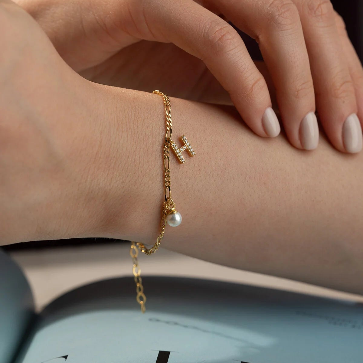 Figaro Armband met Letter & Parel | 925 Zilver