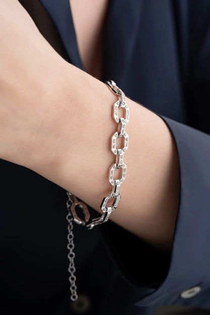 Silbernes Kettenarmband mit Baguette-Steinen