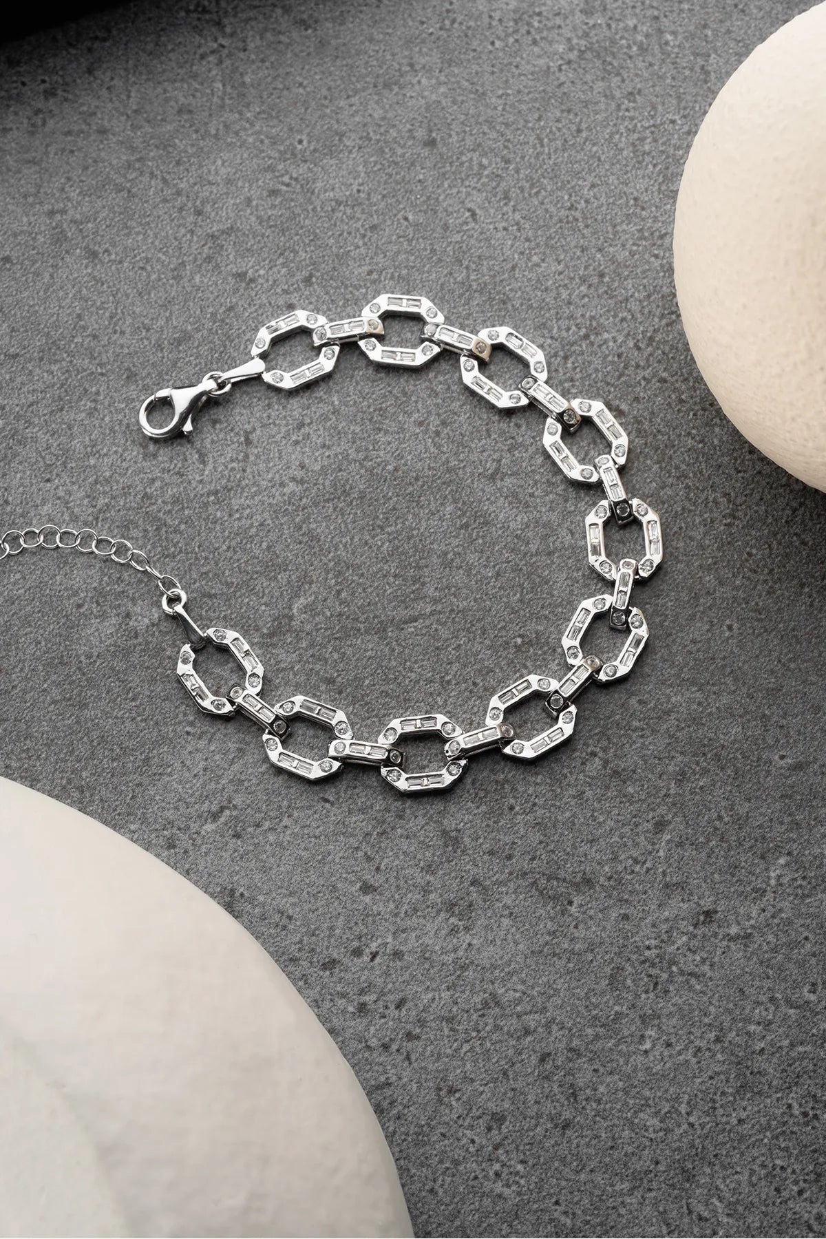 Silbernes Kettenarmband mit Baguette-Steinen
