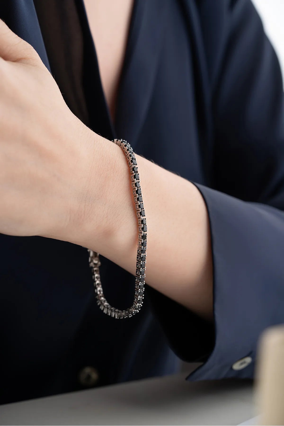 Silbernes Tennisarmband mit Schwarzen Steinen