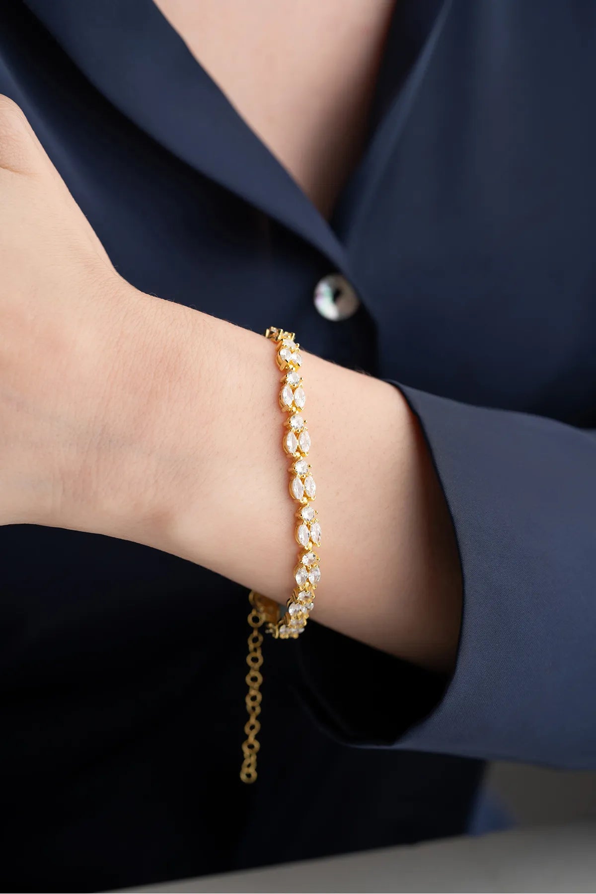 Gold plated oval stone elegant bracelet