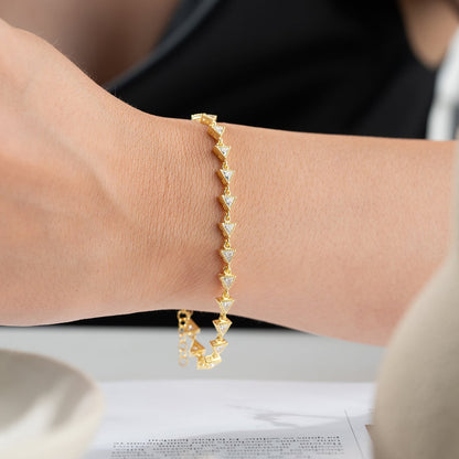 Üçgen Taş Detaylı Altın Kaplama Zarif Bileklik