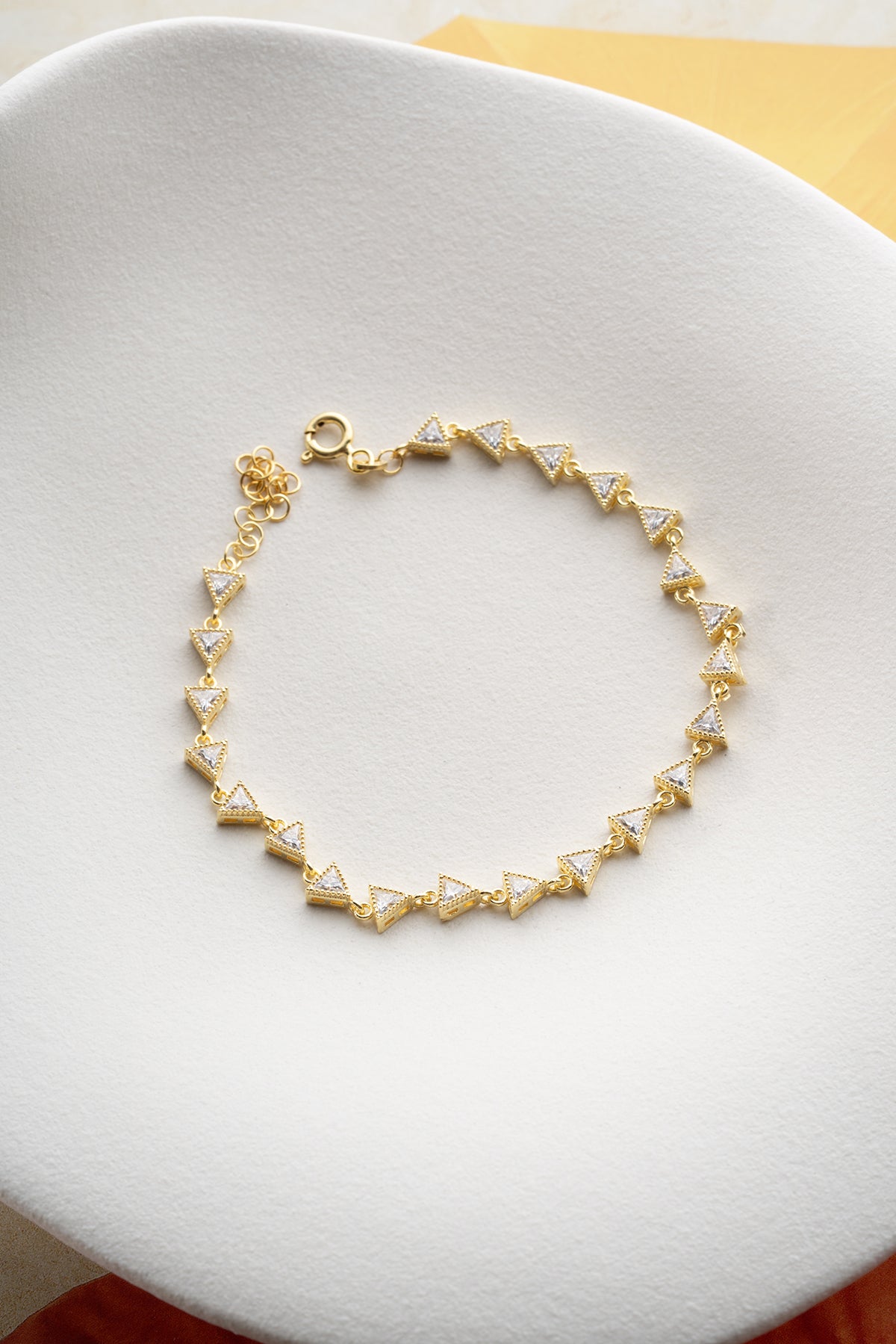 Üçgen Taş Detaylı Altın Kaplama Zarif Bileklik