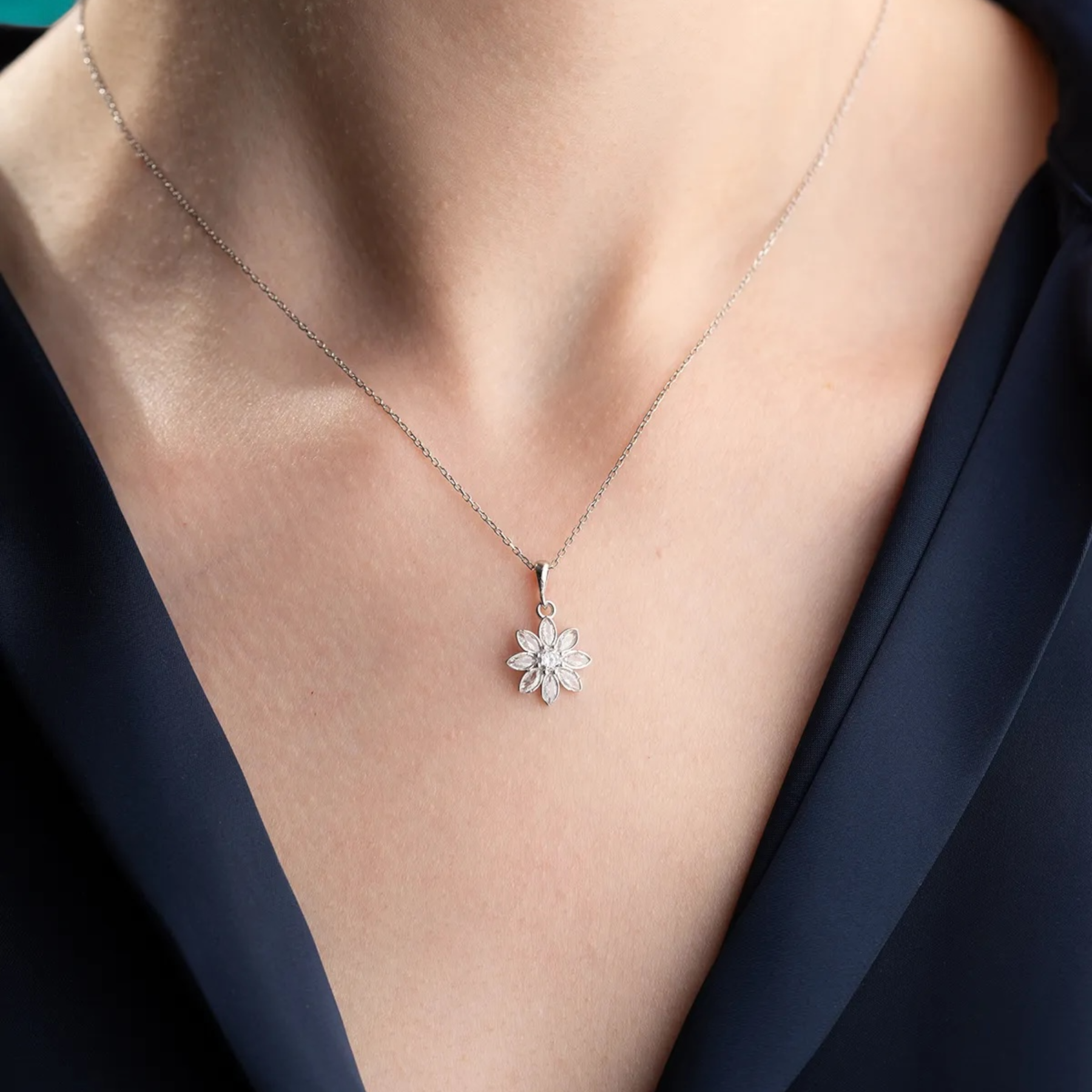 Weiße Lotusblüten-Kette - 925er Silber & Zirkonsteine