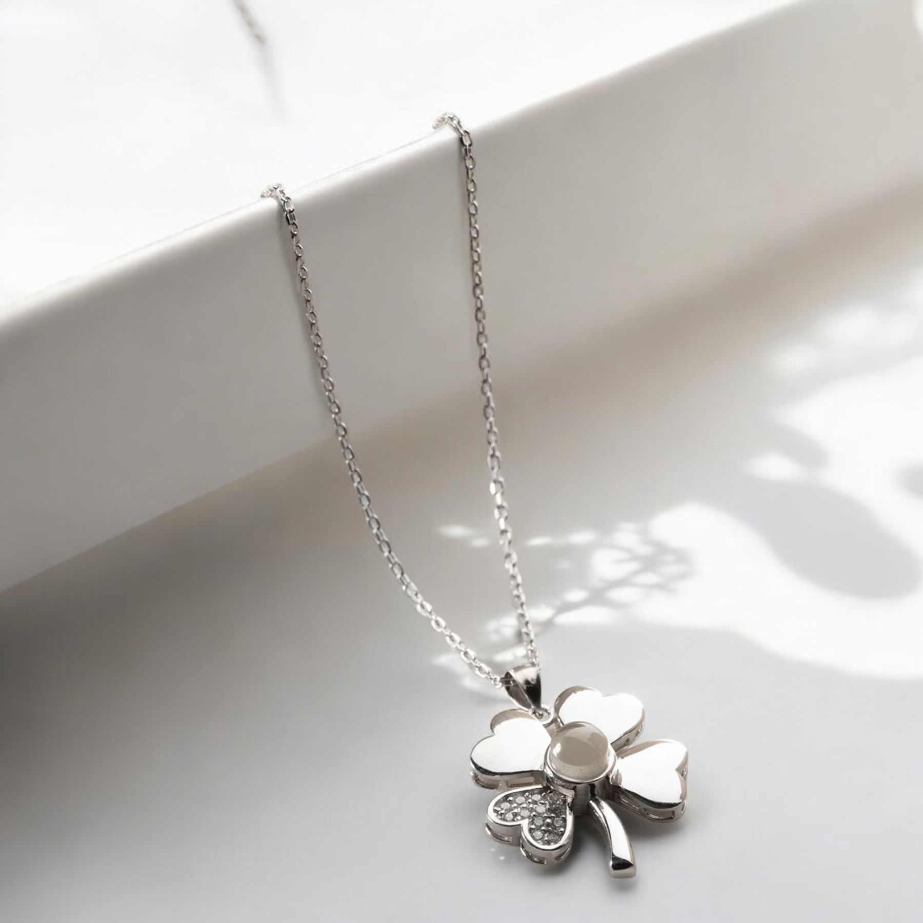925er Sterling Silber Kleeblatt-Halskette mit "Ich liebe dich" in 100 Sprachen
