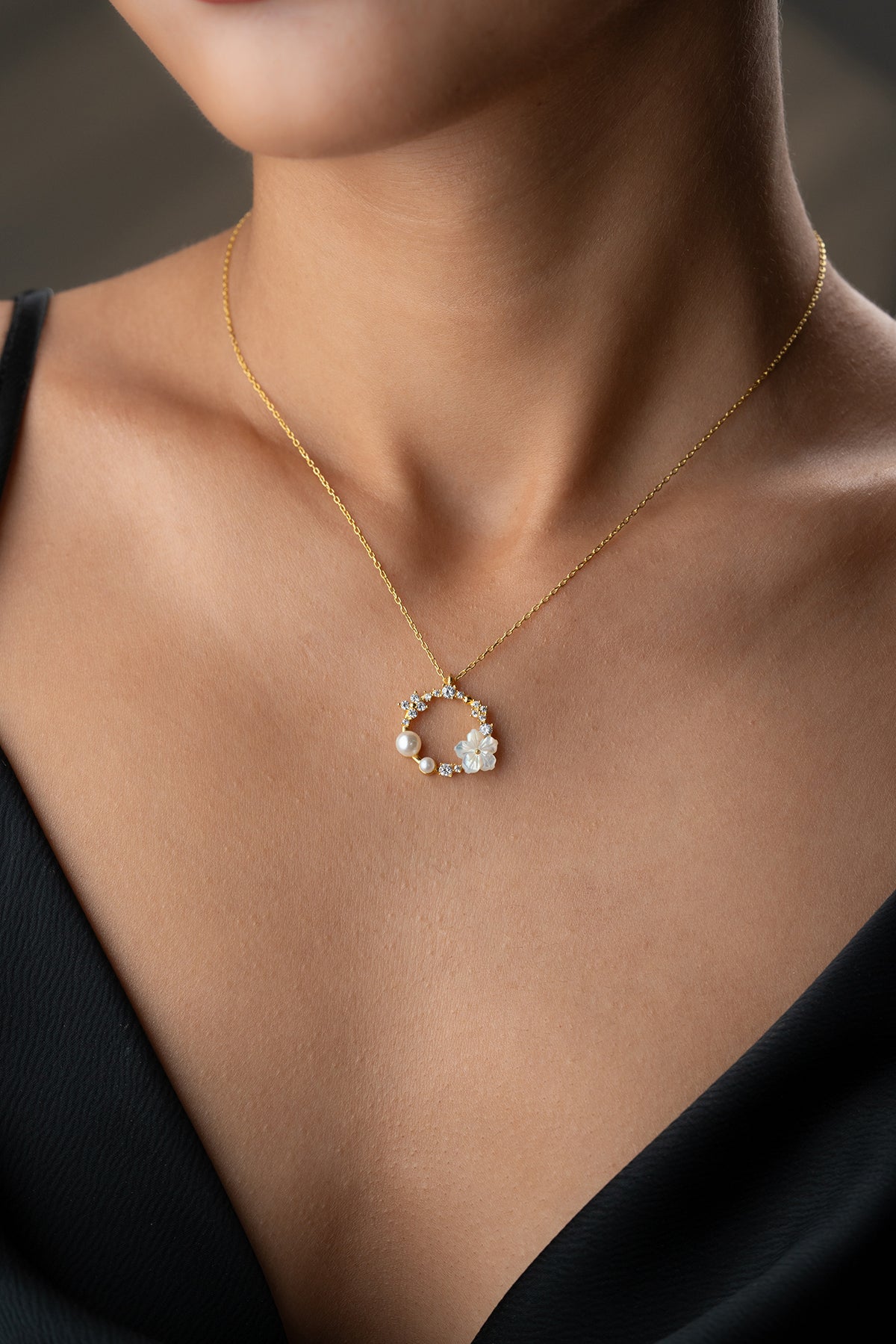 Halskette mit Perlen- und Blumendetails – 925er Sterlingsilber