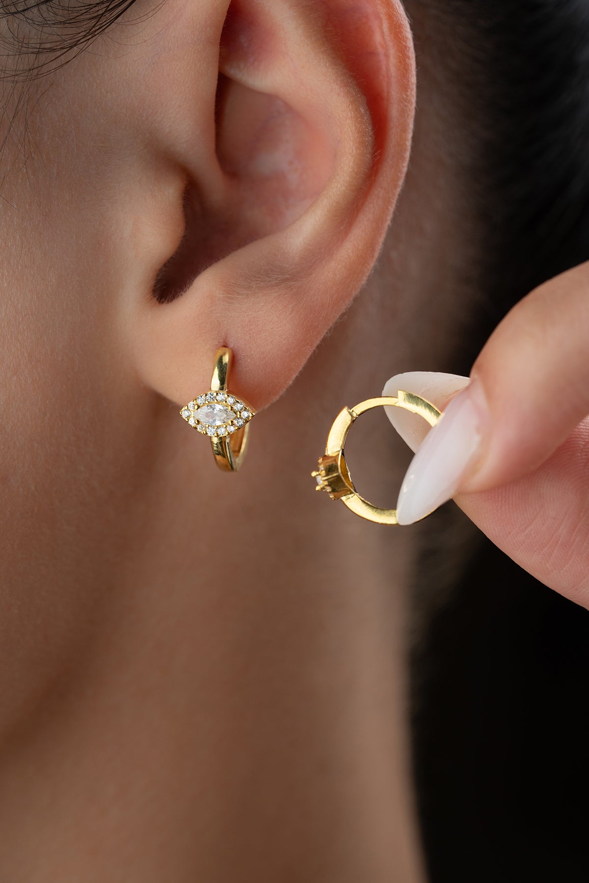 925 Ayar Gümüş Mekik Taşlı Halka Küpe