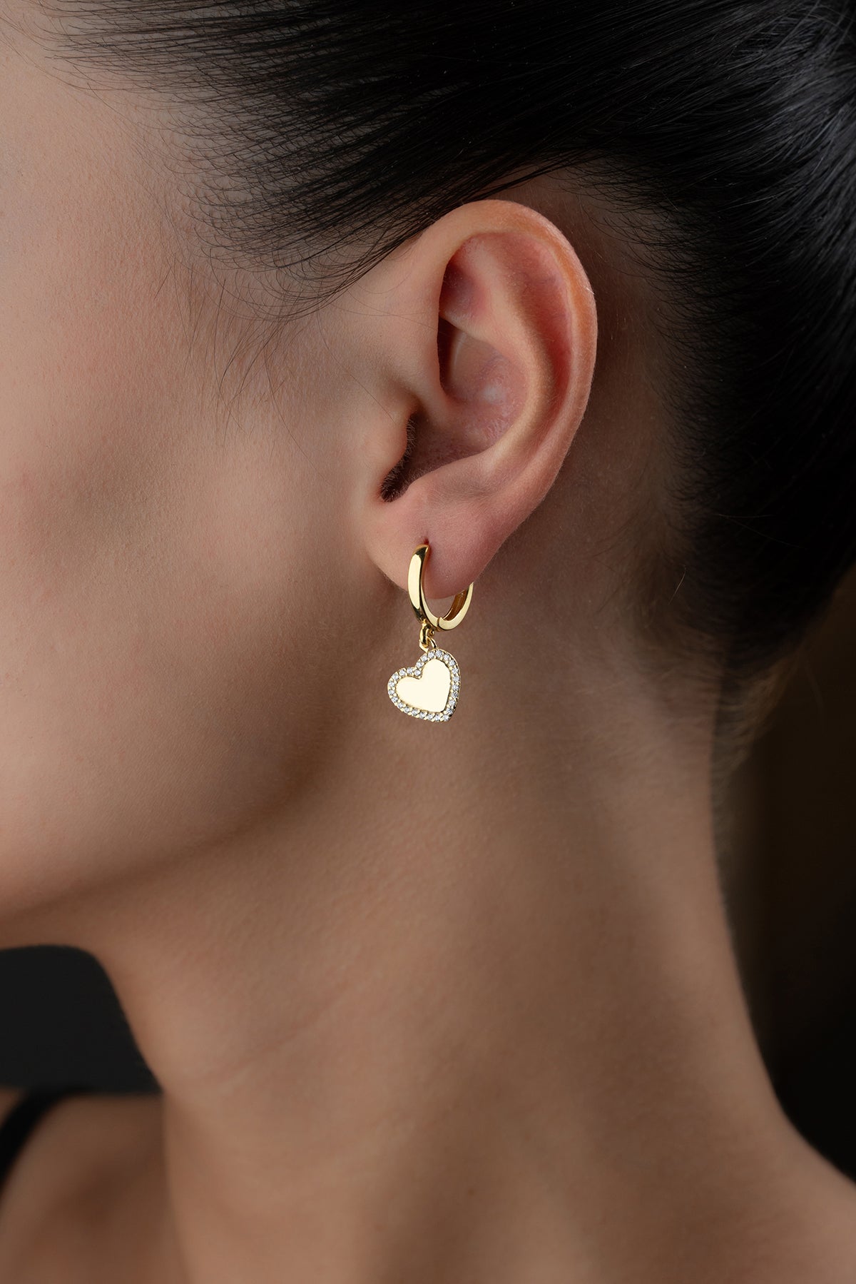 Herzförmige, mit Steinen verzierte Creolen