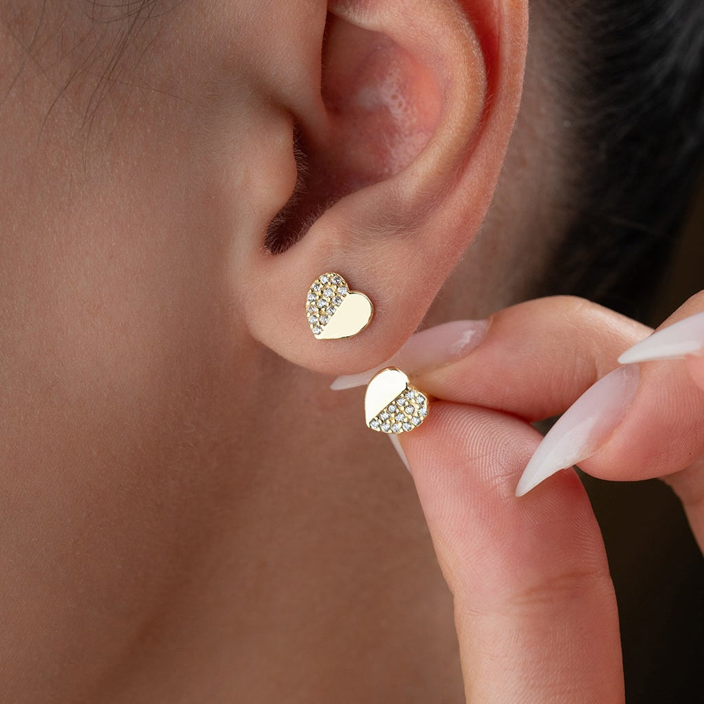 Minimale Ohrringe mit Herzfiguren