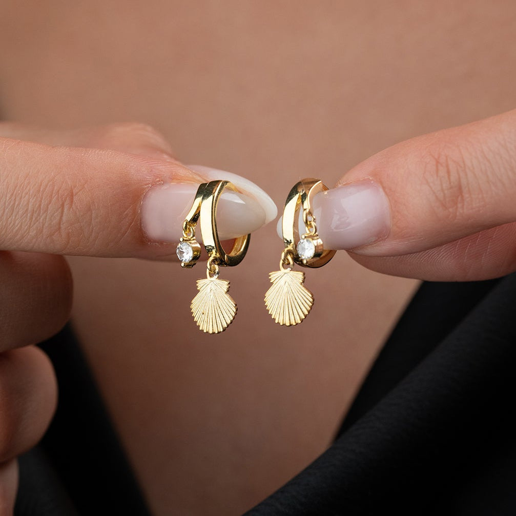 Steindetaillierte Creolen mit Muschelfiguren