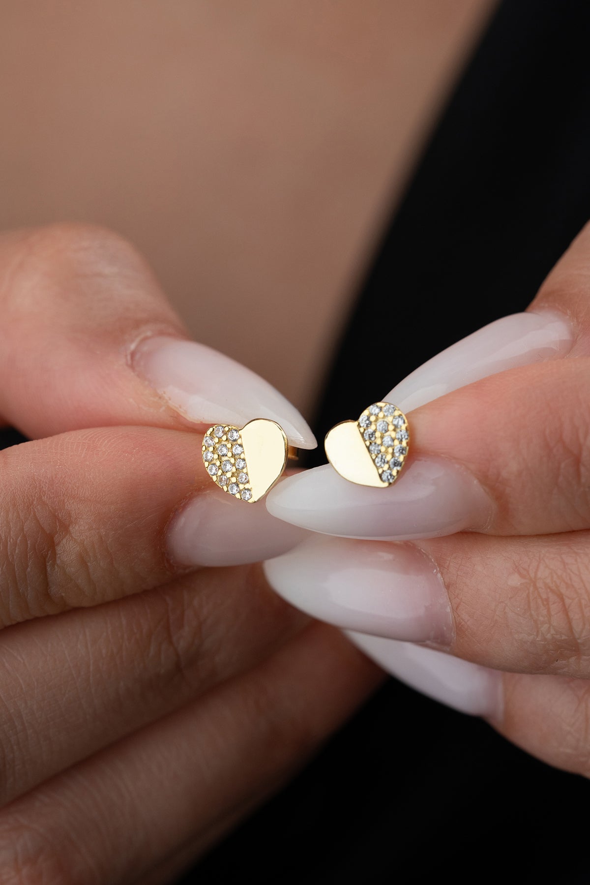 Minimale Ohrringe mit Herzfiguren