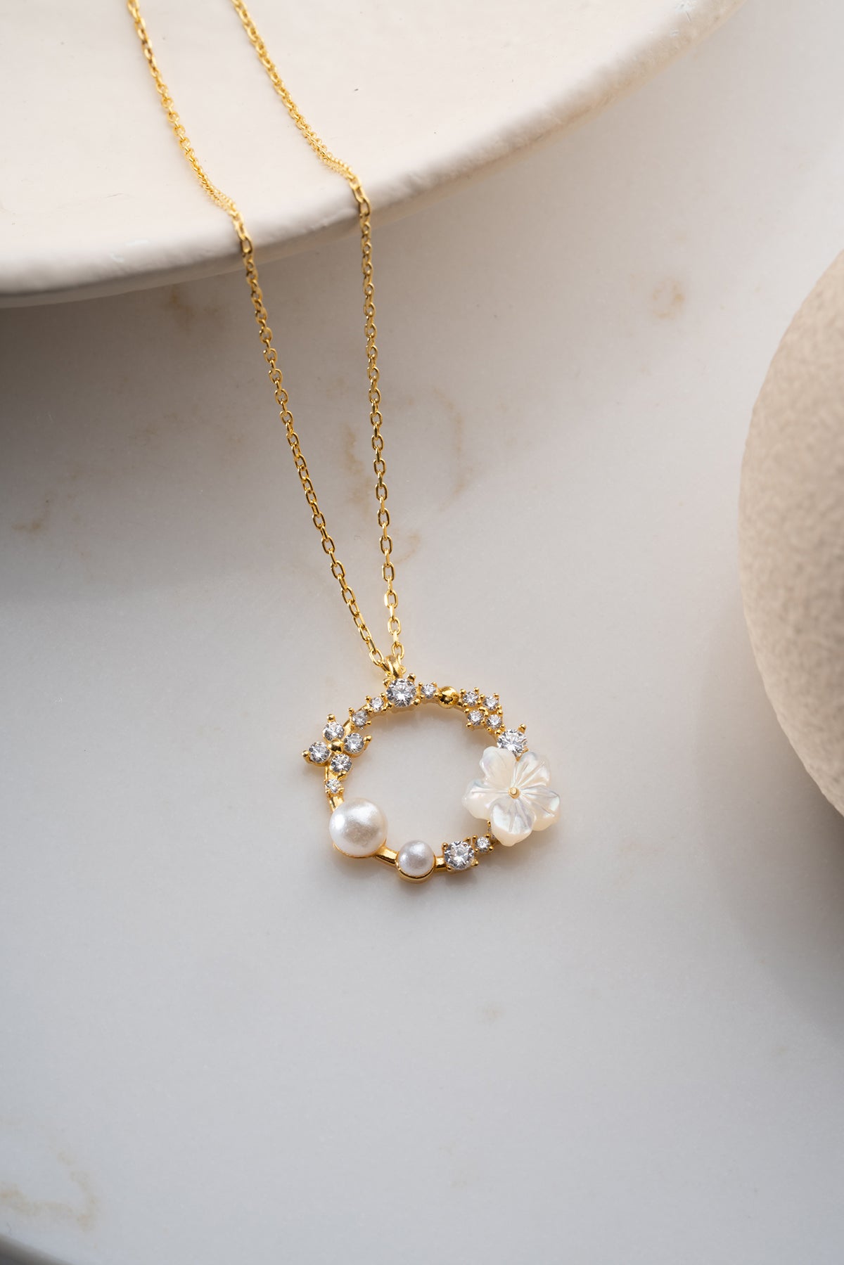 Halskette mit Perlen- und Blumendetails – 925er Sterlingsilber