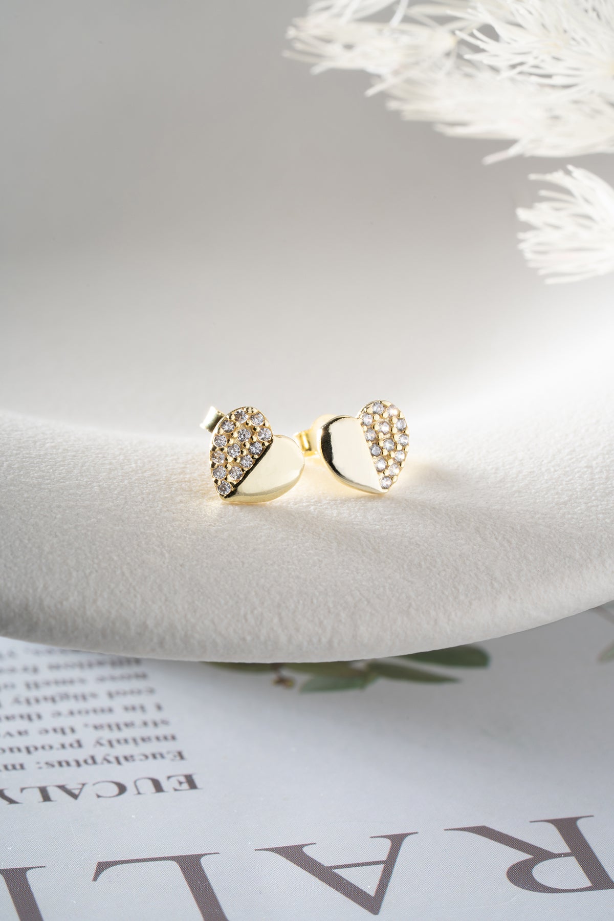 Minimale Ohrringe mit Herzfiguren