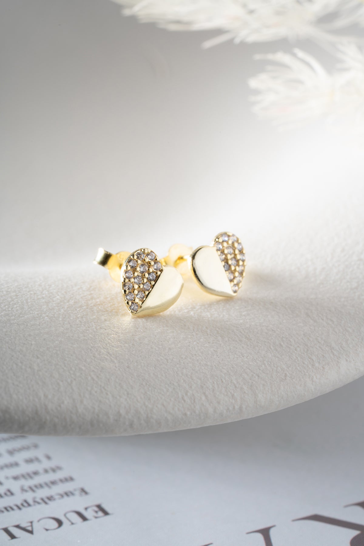 Minimale Ohrringe mit Herzfiguren