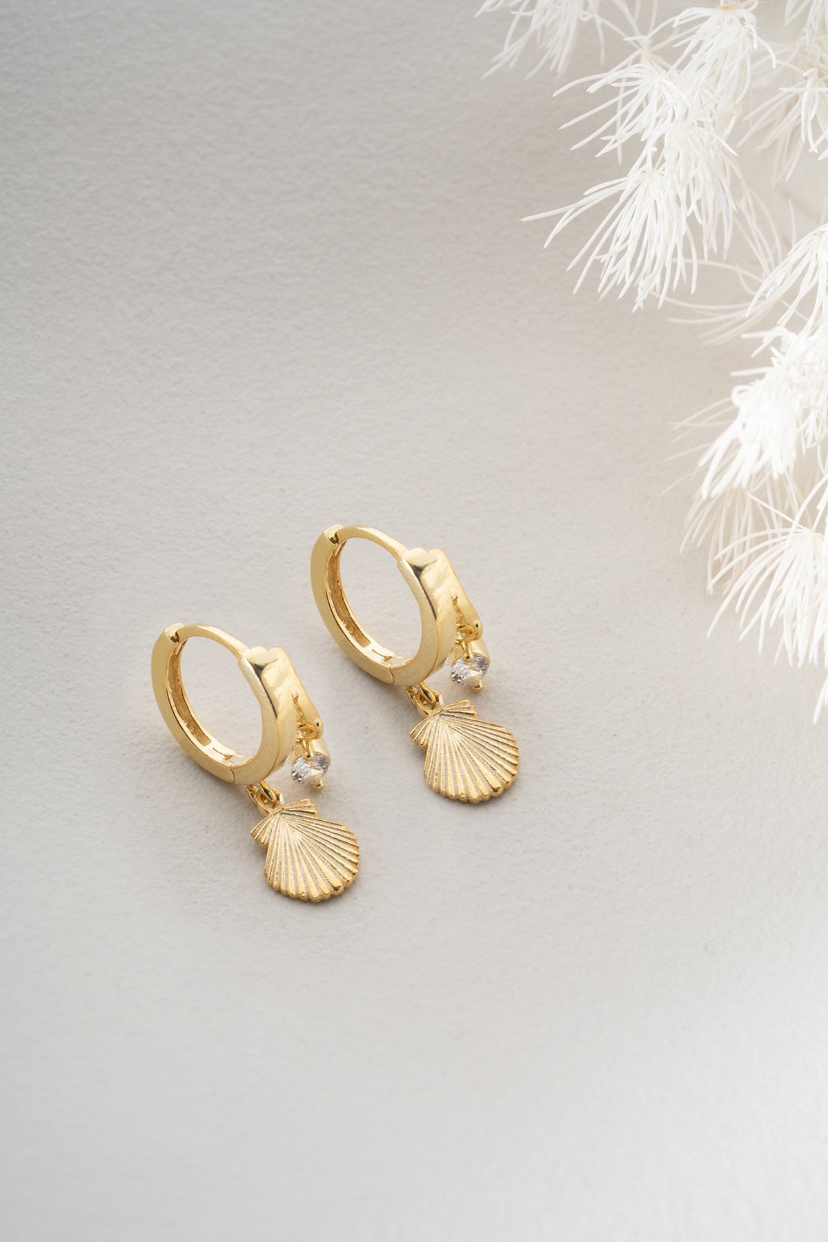 Steindetaillierte Creolen mit Muschelfiguren