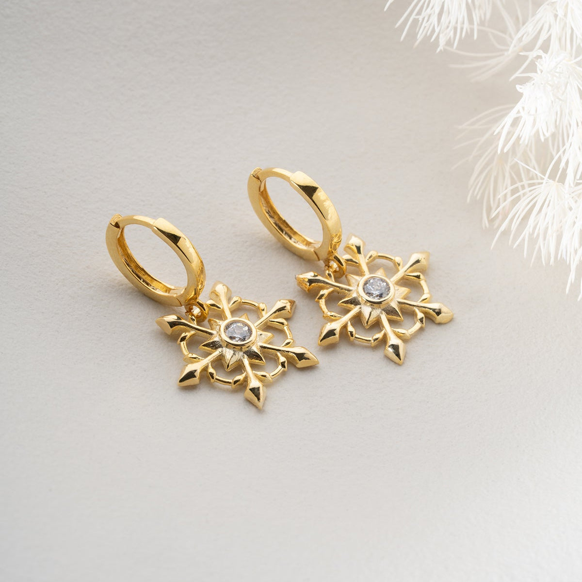 Yıldız Figürlü Taş Detaylı Halka Küpe