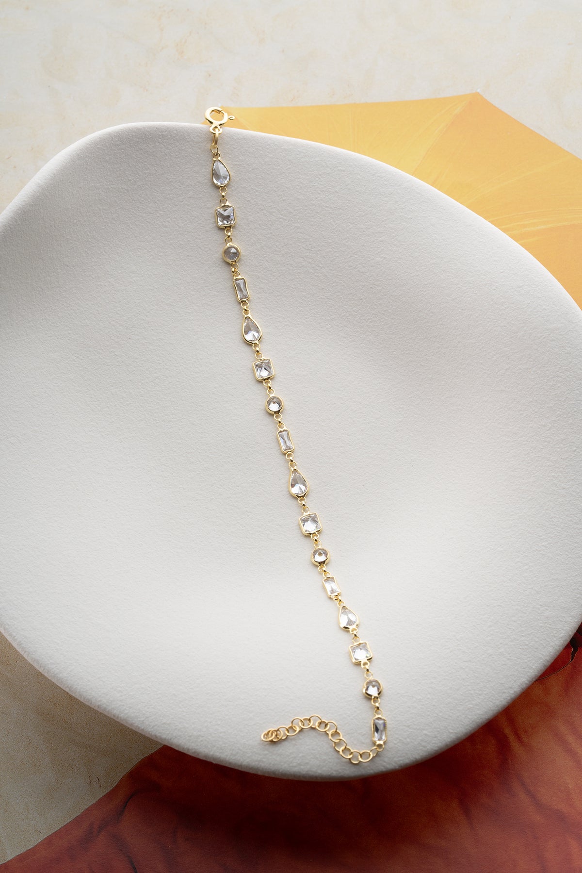 Zarif Geometrik Taş Detaylı Altın Kaplama Bileklik