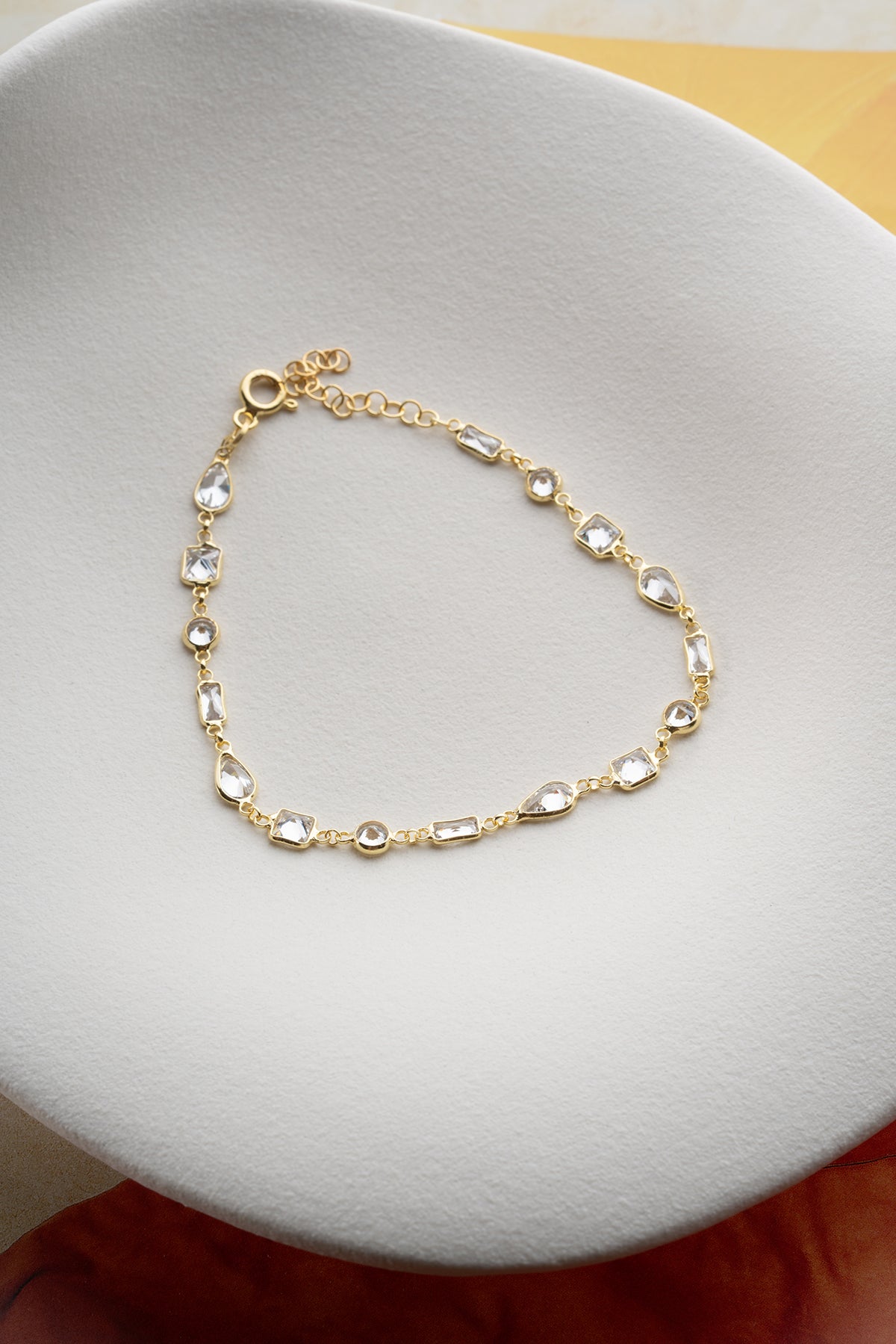 Zarif Geometrik Taş Detaylı Altın Kaplama Bileklik