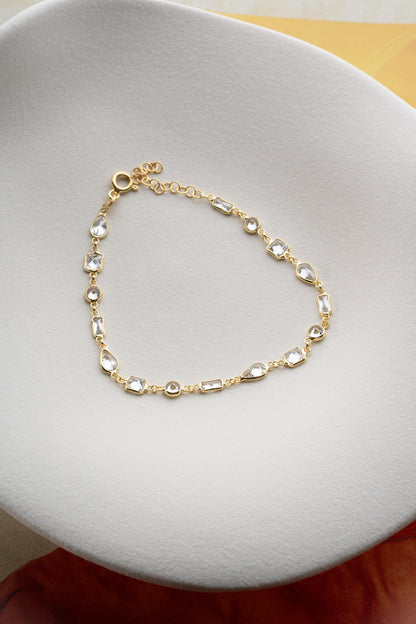 Zarif Geometrik Taş Detaylı Altın Kaplama Bileklik