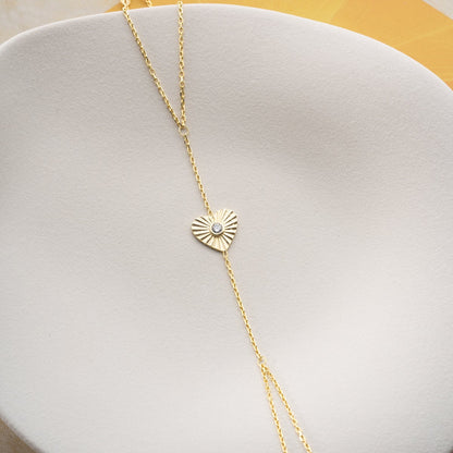 Handkette in Gold mit Herz und Stein – Şahmeran-Stil