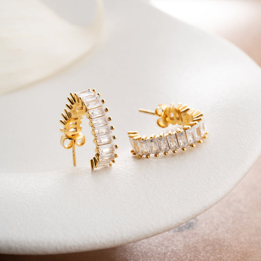 Zirkon Taşlı Halka Küpe – 925 Ayar Gümüş – Altın Kaplama