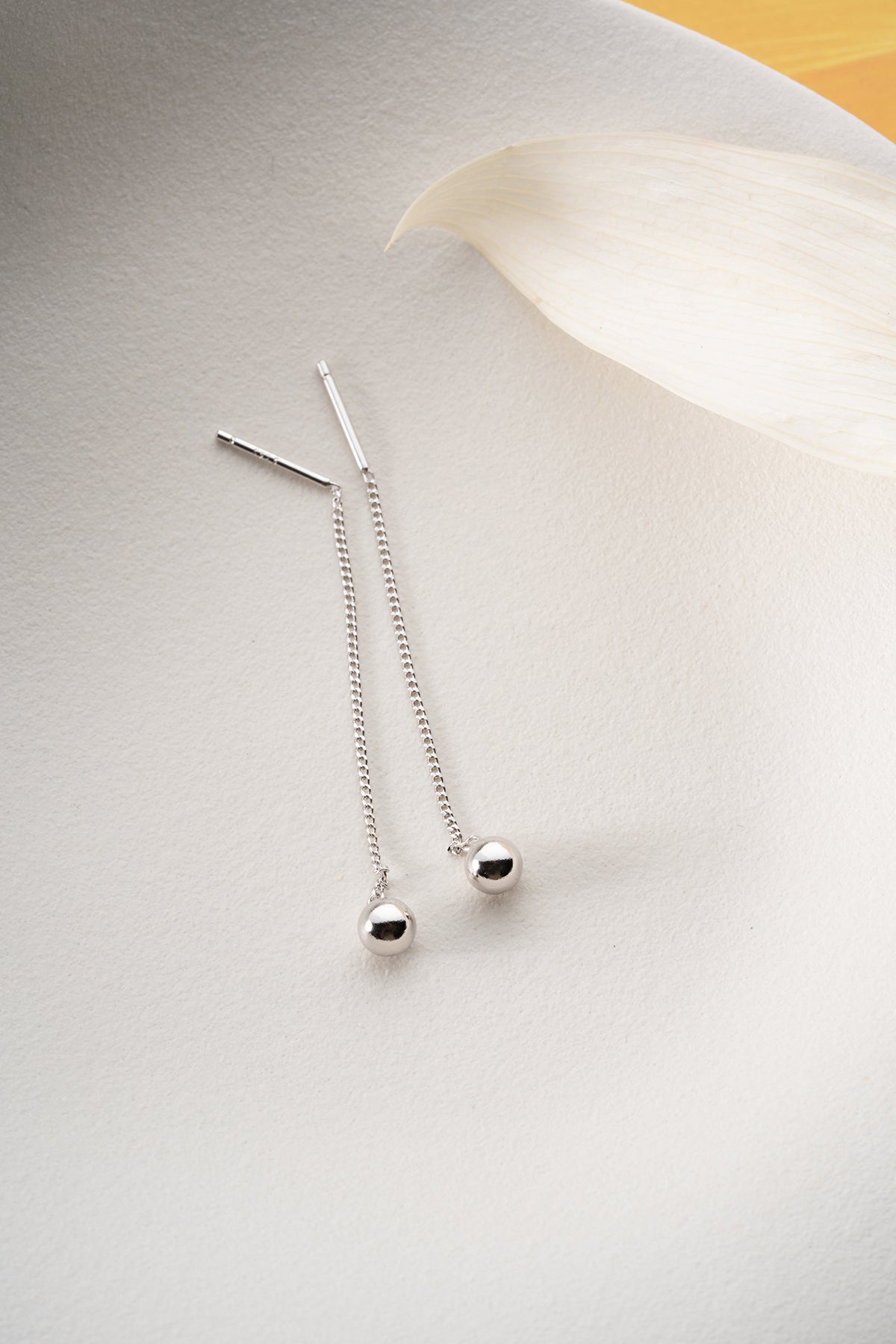 Silber Ohrringe mit Kugel und Kettendesign